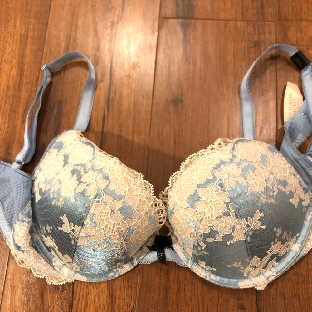 Victoria’s Secret 32D lacy bra